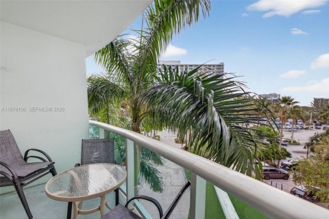 Condo in Hollywood, Florida, 1 bedroom  № 2042456 - photo 13