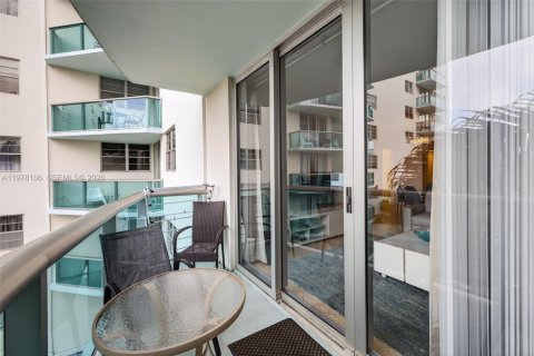 Condo in Hollywood, Florida, 1 bedroom  № 2042456 - photo 16