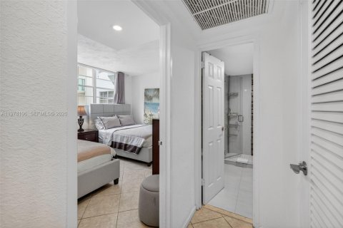 Condo in Hollywood, Florida, 1 bedroom  № 2042456 - photo 25