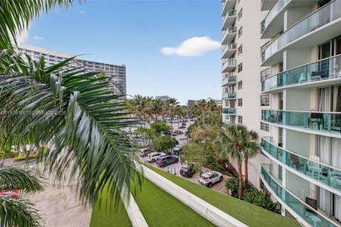 Condo in Hollywood, Florida, 1 bedroom  № 2042456 - photo 14
