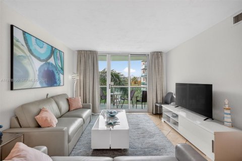 Condo in Hollywood, Florida, 1 bedroom  № 2042456 - photo 8