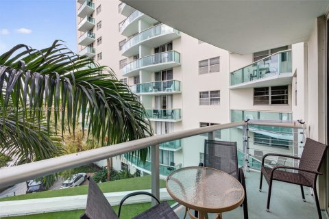 Condo in Hollywood, Florida, 1 bedroom  № 2042456 - photo 12