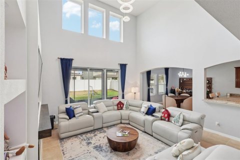 House in Orlando, Florida 4 bedrooms, 353.68 sq.m. № 2239816 - photo 9