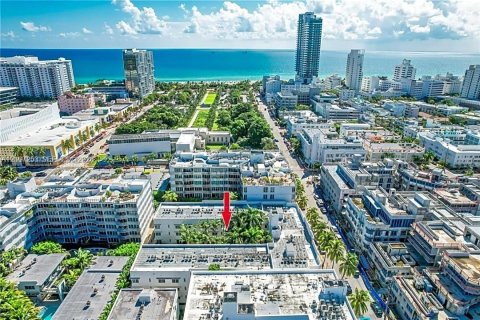 Condo in Miami Beach, Florida, 1 bedroom  № 2432535 - photo 12