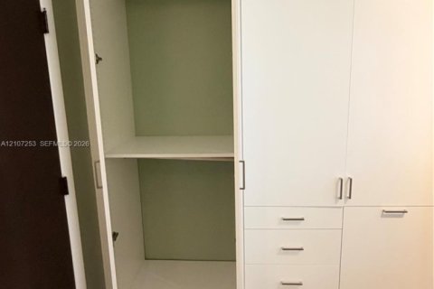 Condo in Miami Beach, Florida, 1 bedroom  № 2432535 - photo 27