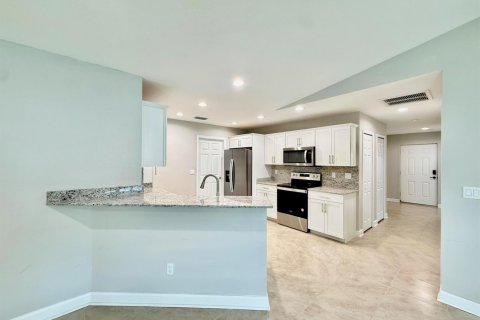 House in St. Lucie, Florida 3 bedrooms, 169.18 sq.m. № 2185040 - photo 4