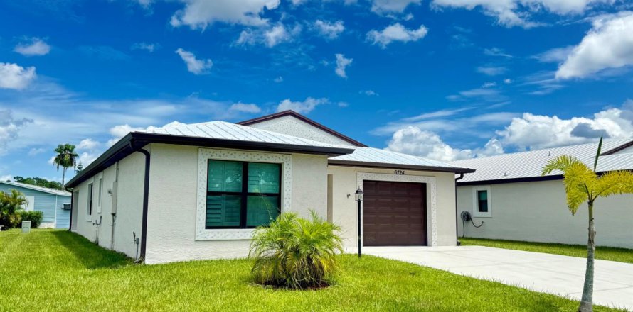 House in St. Lucie, Florida 3 bedrooms, 169.18 sq.m. № 2185040