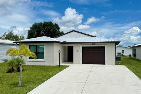 House in St. Lucie, Florida 3 bedrooms, 169.18 sq.m. № 2185040 - photo 2