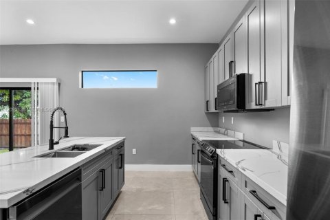 Casa en venta en Hallandale Beach, Florida, 3 dormitorios, 148.64 m2 № 2378870 - foto 12