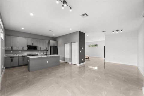 Casa en venta en Hallandale Beach, Florida, 3 dormitorios, 148.64 m2 № 2378870 - foto 14