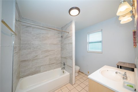 Casa en venta en Fort Lauderdale, Florida, 4 dormitorios, 573.02 m2 № 1730755 - foto 12