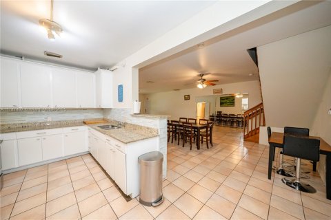 Casa en venta en Fort Lauderdale, Florida, 4 dormitorios, 573.02 m2 № 1730755 - foto 15