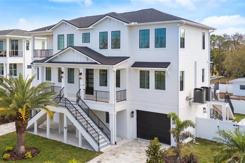 House in Saint Petersburg, Florida 4 bedrooms, 341.23 sq.m. № 2204278
