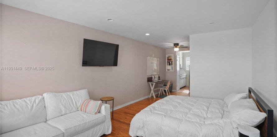 Estudio en el Condominio en Miami Beach, Florida  № 1990219