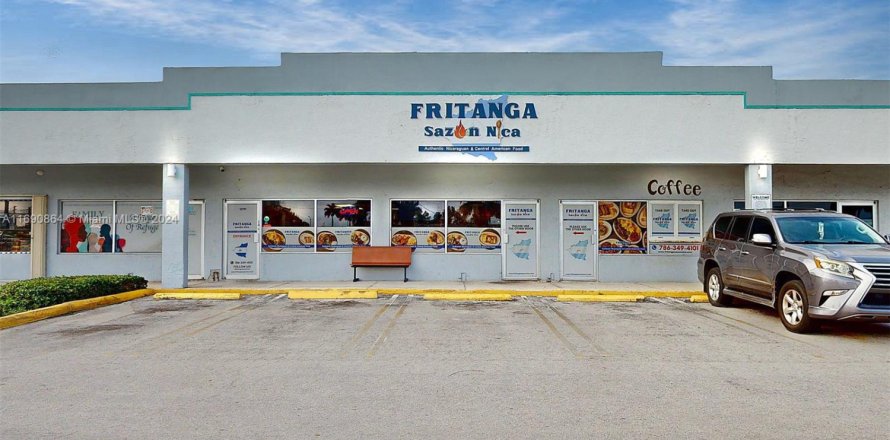 Commercial property in Homestead, Florida № 1875459