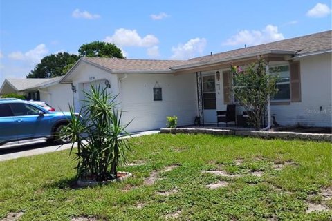 House in Port Richey, Florida 2 bedrooms, 97.18 sq.m. № 1853279 - photo 1