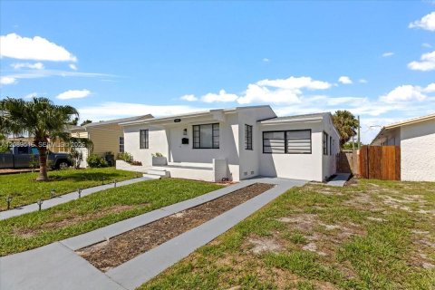 House in Lake Worth, Florida 3 bedrooms, 132.85 sq.m. № 2368111