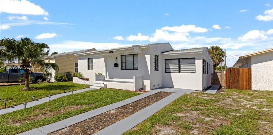 House in Lake Worth, Florida 3 bedrooms, 132.85 sq.m. № 2368111