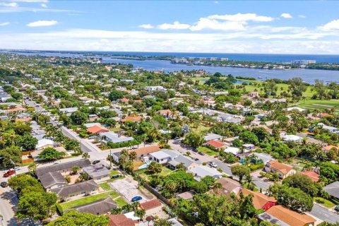 House in Lake Worth, Florida 3 bedrooms, 132.85 sq.m. № 2368111 - photo 29