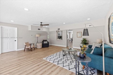 House in Lake Worth, Florida 3 bedrooms, 132.85 sq.m. № 2368111 - photo 8