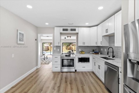 House in Lake Worth, Florida 3 bedrooms, 132.85 sq.m. № 2368111 - photo 5