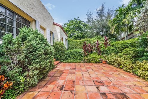 House in Coral Gables, Florida 3 bedrooms, 187.48 sq.m. № 1892373 - photo 28