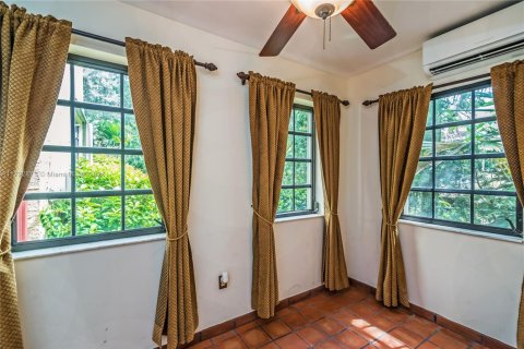 House in Coral Gables, Florida 3 bedrooms, 187.48 sq.m. № 1892373 - photo 25
