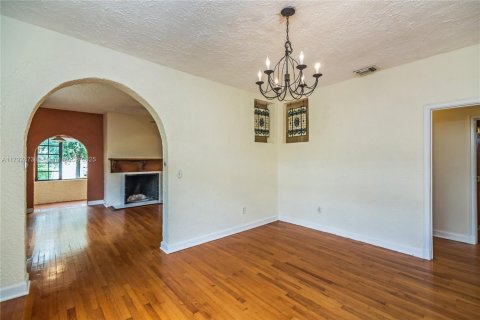 House in Coral Gables, Florida 3 bedrooms, 187.48 sq.m. № 1892373 - photo 6