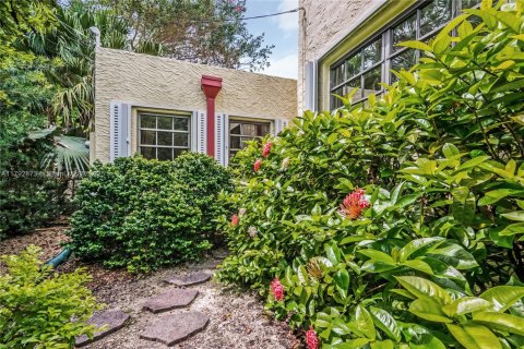 House in Coral Gables, Florida 3 bedrooms, 187.48 sq.m. № 1892373 - photo 30