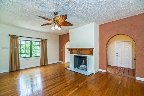 House in Coral Gables, Florida 3 bedrooms, 187.48 sq.m. № 1892373 - photo 5