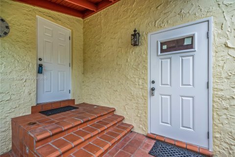 House in Coral Gables, Florida 3 bedrooms, 187.48 sq.m. № 1892373 - photo 22