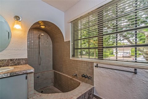 House in Coral Gables, Florida 3 bedrooms, 187.48 sq.m. № 1892373 - photo 17