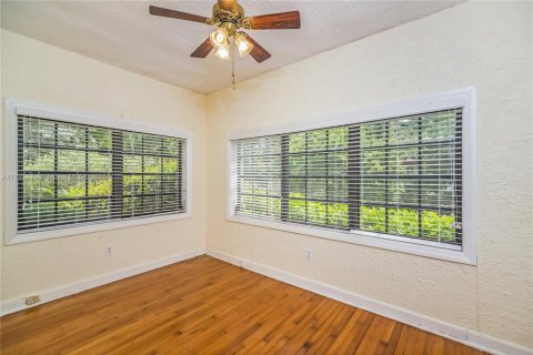 House in Coral Gables, Florida 3 bedrooms, 187.48 sq.m. № 1892373 - photo 20