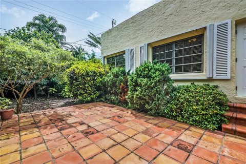 House in Coral Gables, Florida 3 bedrooms, 187.48 sq.m. № 1892373 - photo 26