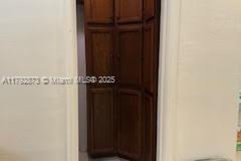 House in Coral Gables, Florida 3 bedrooms, 187.48 sq.m. № 1892373 - photo 13