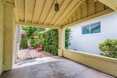 House in Coral Gables, Florida 3 bedrooms, 187.48 sq.m. № 1892373 - photo 27
