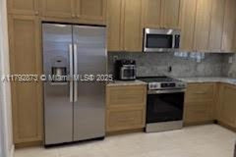 House in Coral Gables, Florida 3 bedrooms, 187.48 sq.m. № 1892373 - photo 10