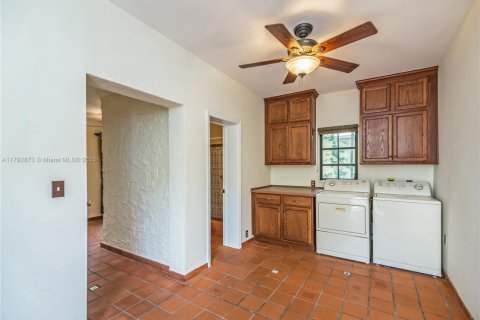 House in Coral Gables, Florida 3 bedrooms, 187.48 sq.m. № 1892373 - photo 24