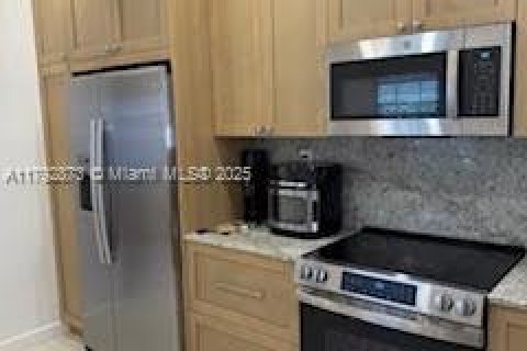 House in Coral Gables, Florida 3 bedrooms, 187.48 sq.m. № 1892373 - photo 11