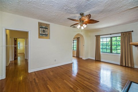 House in Coral Gables, Florida 3 bedrooms, 187.48 sq.m. № 1892373 - photo 4