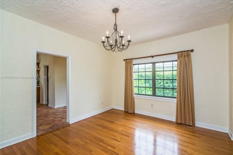 House in Coral Gables, Florida 3 bedrooms, 187.48 sq.m. № 1892373 - photo 7