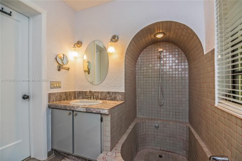 House in Coral Gables, Florida 3 bedrooms, 187.48 sq.m. № 1892373 - photo 16