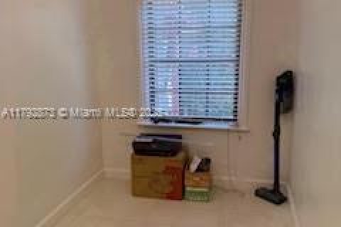 House in Coral Gables, Florida 3 bedrooms, 187.48 sq.m. № 1892373 - photo 12