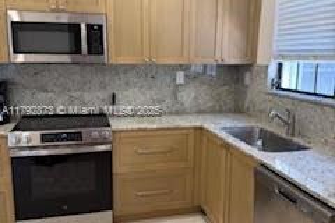 House in Coral Gables, Florida 3 bedrooms, 187.48 sq.m. № 1892373 - photo 9