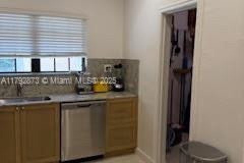 House in Coral Gables, Florida 3 bedrooms, 187.48 sq.m. № 1892373 - photo 15