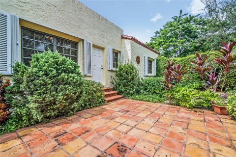 House in Coral Gables, Florida 3 bedrooms, 187.48 sq.m. № 1892373 - photo 29