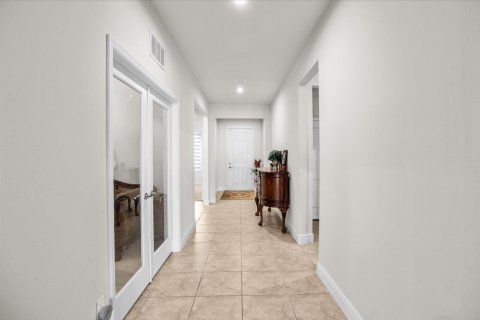 House in Port St. Lucie, Florida 3 bedrooms, 201.04 sq.m. № 2368229 - photo 2
