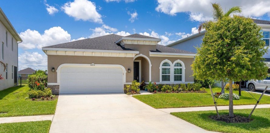 House in Port St. Lucie, Florida 3 bedrooms, 201.04 sq.m. № 2368229