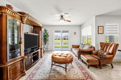 House in Port St. Lucie, Florida 3 bedrooms, 201.04 sq.m. № 2368229 - photo 10