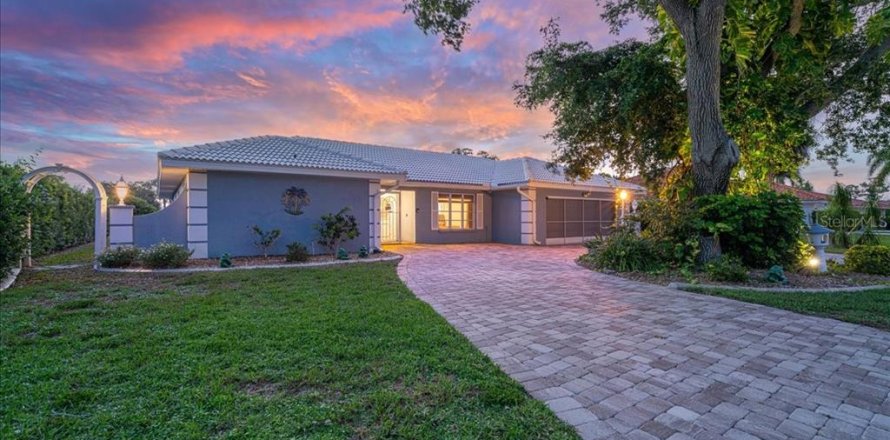 House in Nokomis, Florida 3 bedrooms, 245.73 sq.m. № 2237958